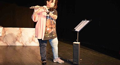 55 yaşında Biyologluğu bırakıp tiyatrocu oldu