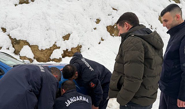 Adana'da karla mücadele: Mahsur kalan araçlar kurtarılırken vatandaşlara da sıcak içecek ikramı yapıldı