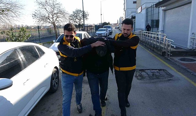 Adana'da kaskla servis aracının camını kıran sürücü serbest kaldı