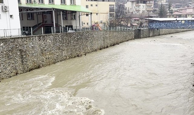 Adana'da kuruyan dereler yağışla coşmaya başladı