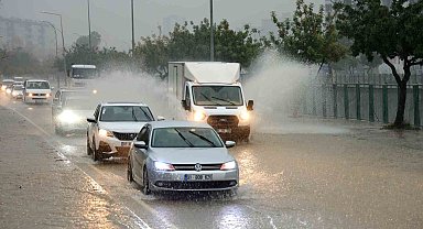 Adana'da şiddetli yağış yolları göle çevirdi, apartmanları su bastı