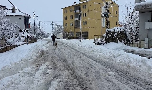 Adana'nın o ilçesinde kar hayatı durdurdu: Yollar kapandı, okullar tatil edildi