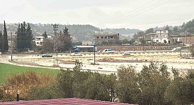 Adana'yı sağanak vurdu: Göle dönen caddelerde araçlar mahsur kaldı