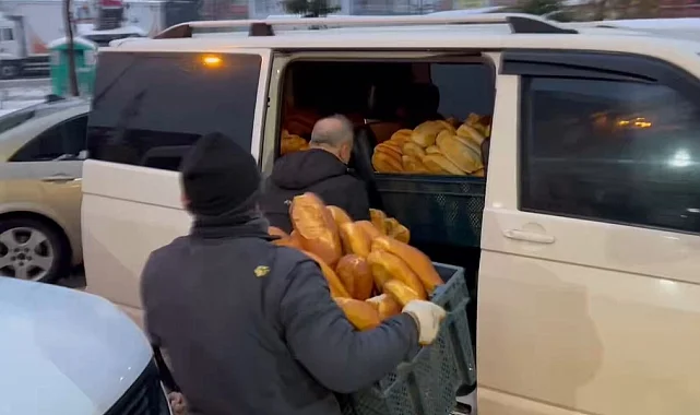 Adıyaman'da yoğun kara rağmen sıcak desteğe devam