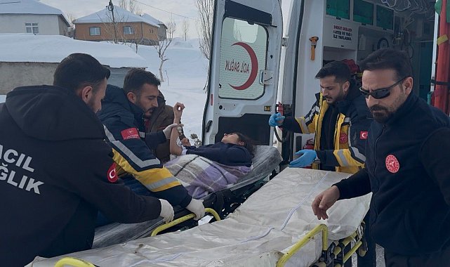 Ağrı Patnos Uzunca köyü'nde zamanla yarış: 15 yaşındaki hasta paletli ambulansla hastaneye götürüldü