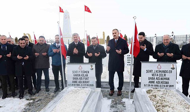 Ağrı Valisi Önder Bozkurt görevine şehitlik ziyaretiyle başladı