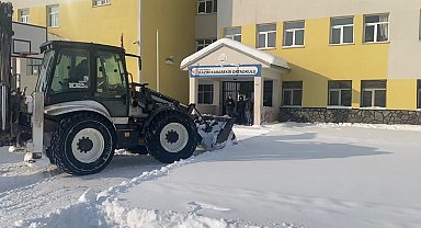 Ağrı'da 90 okul ve kamu kurumunda kar temizleme çalışması