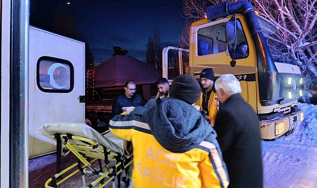 Ağrı'da yolu kapalı köydeki hasta paletli ambulansla hastaneye ulaştırıldı