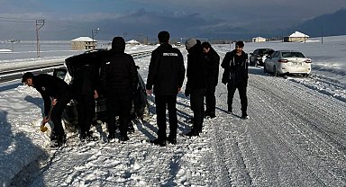 Ağrı'da infaz ve koruma memurlarından yol yardımı