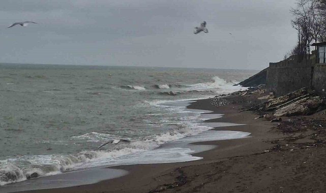 Akçakoca'da sağanak ve fırtına etkili oldu: Dalgalar sahili dövdü
