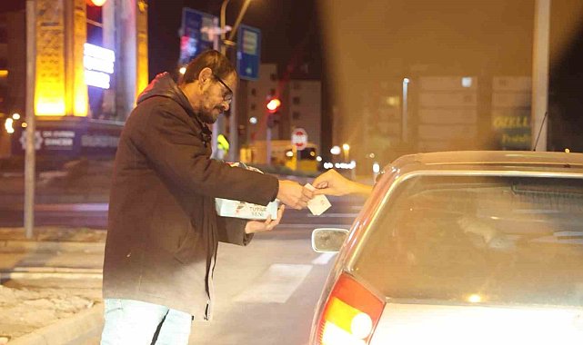 Aksaray'da karayolundaki kavşakta mendil satarak kazanç sağlıyor