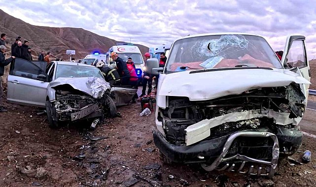 Aksaray'da minibüs ile otomobil kafa kafaya çarpıştı: 6 yaralı