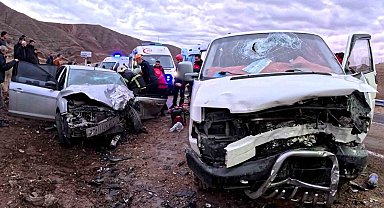 Aksaray'da minibüs ile otomobil kafa kafaya çarpıştı: 6 yaralı