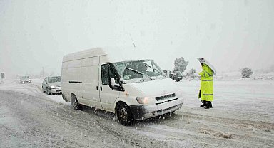 Alacabel'de kar yağışı etkisini sürdürüyor, kar kalınlığı yer yer 30 santimetreye ulaştı