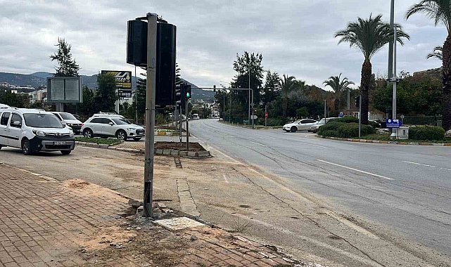 Alanya'da kamyon ile çarpışan genç motosikletli hayatını kaybetti