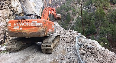 Alanya'da heyelan sonrası yol ulaşıma açıldı
