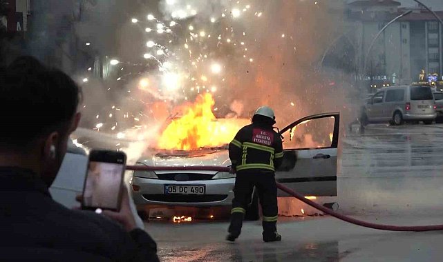 Amasya'da otomobil alev alev yandı, patlamalar korkuttu