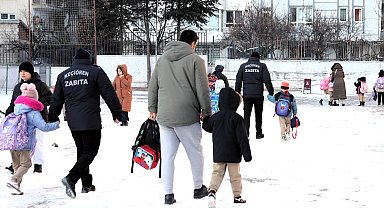 Ankara Keçiören'de karla mücadele ekipleri okulları güvende tutuyor