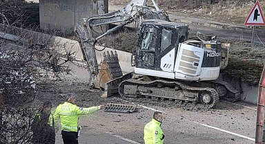 Ankara'da facianın eşiğinden dönüldü: Tırdaki kepçe köprüye takılıp yola düştü