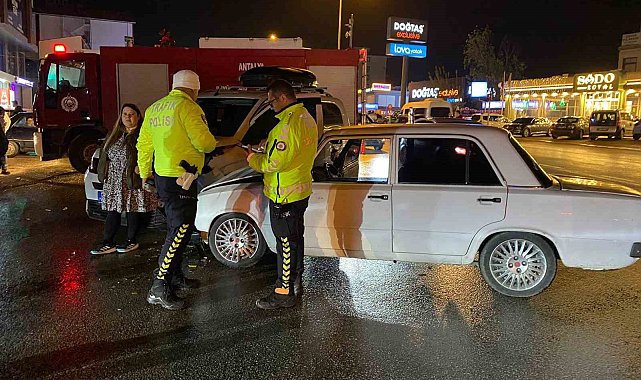 Antalya iki otomobilin çarpıştığı ve 3 kişinin yaralandığı kaza anı kamerada