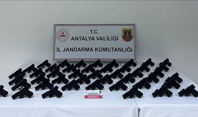 Antalya'da durdurulan araçtan 45 adet ruhsatsız tabanca çıktı