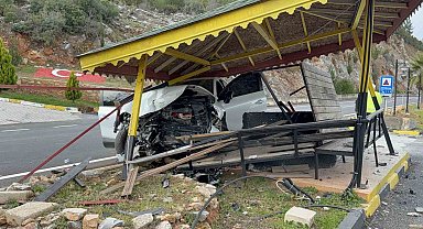 Antalya'da otomobil jandarma bekleme noktasına çarptı: 4 yaralı