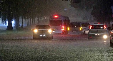 Antalya'da sağanak yolları göle döndürdü: Çok sayıda araç mahsur kaldı