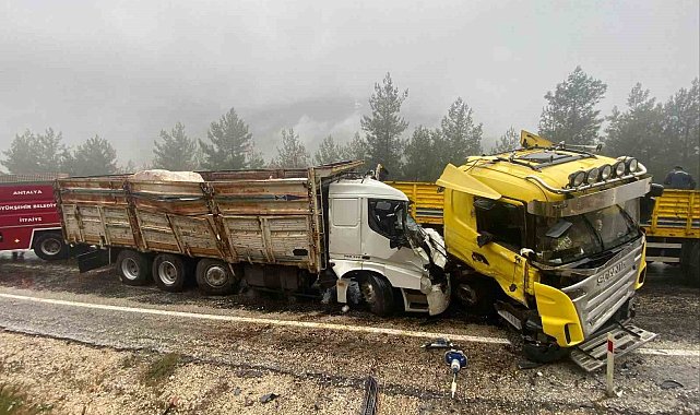 Antalya'da tır ile kamyon kafa kafaya çarpıştı: 1 ölü, 1 ağır yaralı