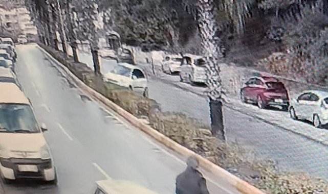 Antalya'da virajı alamadı, palmiye ağacına çarptı