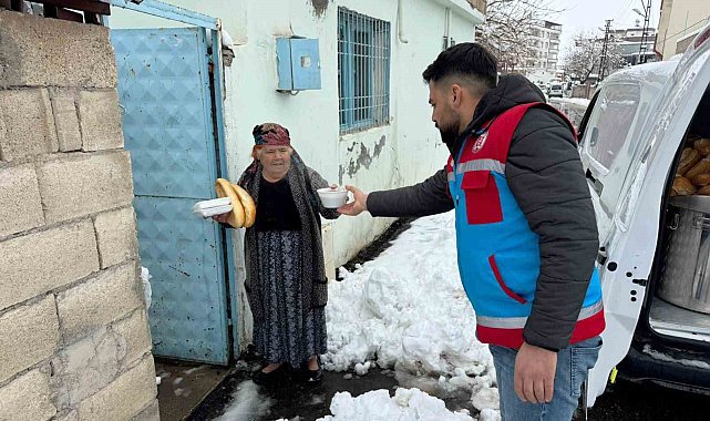 Araban'da yoğun kar yağışına rağmen 500 aileye sıcak yemek ulaştırıldı