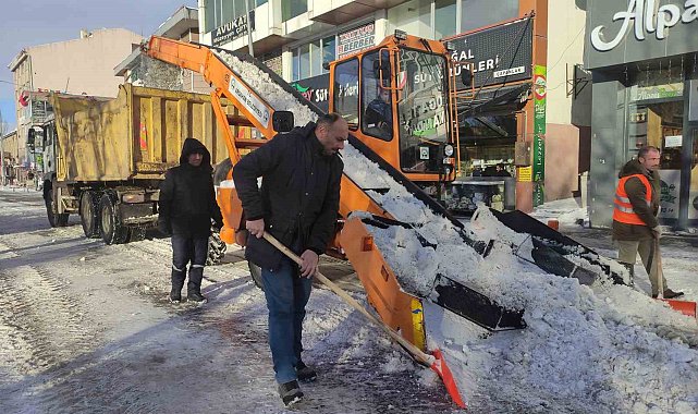 Ardahan'da 3 gün süren yağışın ardından cadde ve sokaklardaki karlar temizleniyor