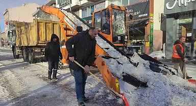 Ardahan'da 3 gün süren yağışın ardından cadde ve sokaklardaki karlar temizleniyor
