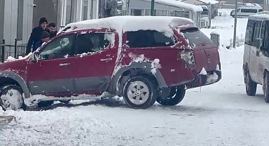 Ardahan'da buz tutan yolda araçlar ilerleyemedi