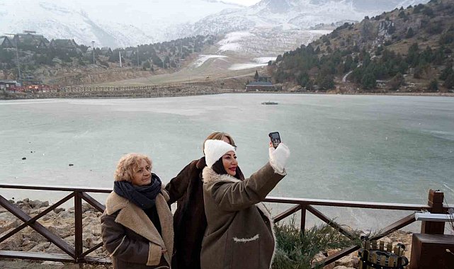 Ardıçlı Gölü buzla kaplandı