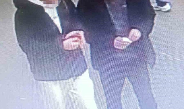 Arnavutköy'de AVM'de parfüm hırsızlığı kamerada