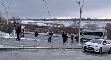 Arnavutköy'de çocukların tehlikeli oyunu sürücüleri zor durumda bıraktı