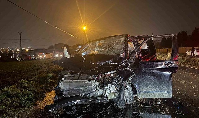 Arnavutköy'de İETT otobüsü hafif ticari araçla çarpıştı: 2 yaralı