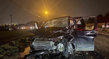 Arnavutköy'de İETT otobüsü hafif ticari araçla çarpıştı: 2 yaralı