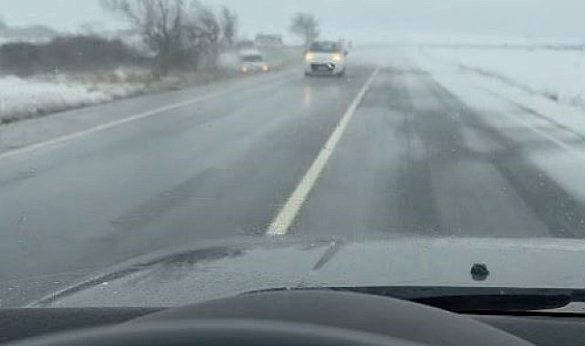 Arnavutköy'de kontrolden çıkan araç çayırlık alana uçtu: Kaza anı kamerada