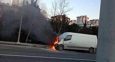 Arnavutköy'de seyir halindeki ticari araç alev aldı, o anlar kamerada