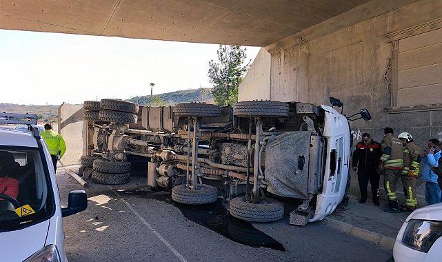 Arsuz'da hafriyat kamyonu devrildi