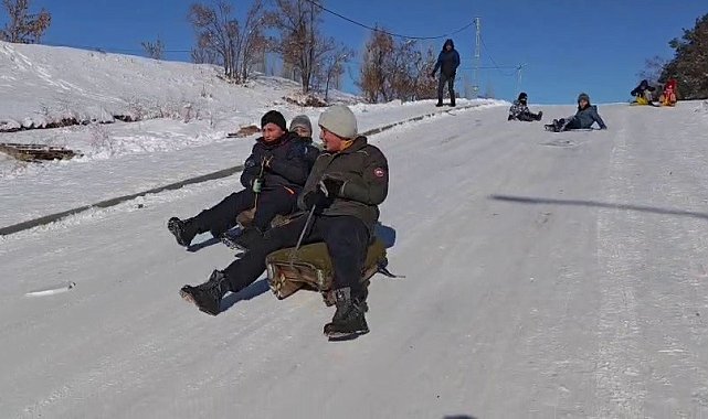 Aşkale'de dondurucu soğuklara rağmen hayat devam ediyor: Çocuklar -30'da kayarak eğlendi