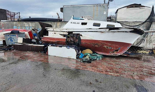 Avcılar'da lodos nedeniyle 3 tekne zarar gördü