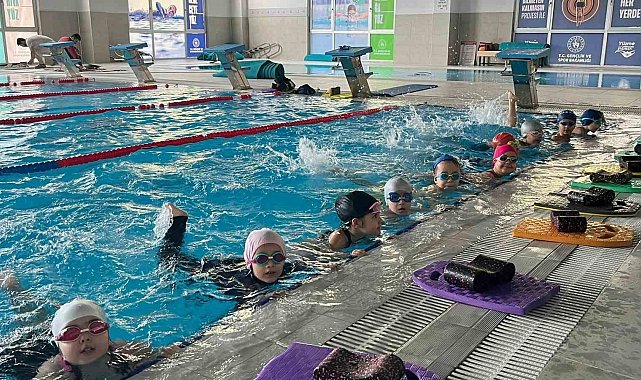 Aydınlı çocuklar yüzme öğrenip, tatilin tadını çıkarıyor