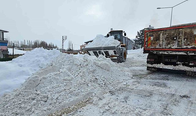 Aydıntepe'de kar küreme ve tuzlama çalışmaları sürüyor