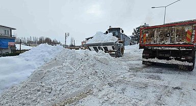 Aydıntepe'de kar küreme ve tuzlama çalışmaları sürüyor