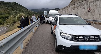 Ayvacık'ta 27 kaçak göçmen ile 2 göçmen kaçakçısı yakalandı