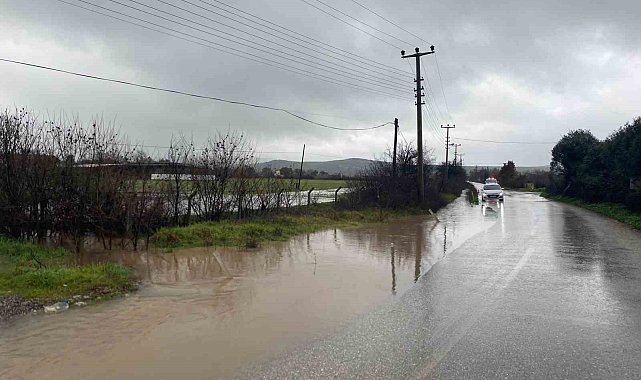 Ayvacık'ta sağanak yağış tarım arazilerini sular altında bıraktı