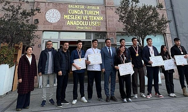 Ayvalıklı şef adayı öğrenciler İstanbul'dan 15 madalya ile döndü