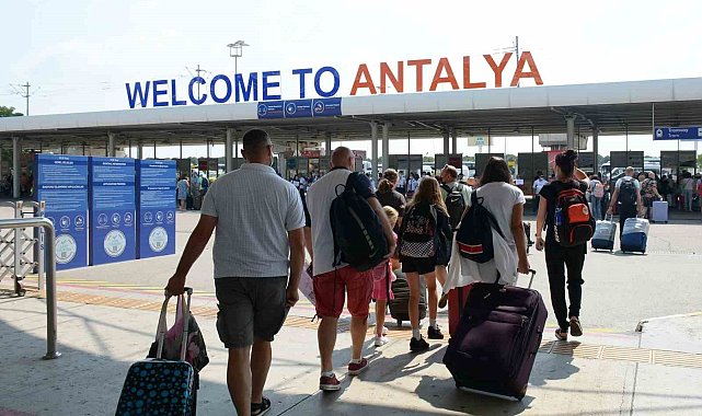 Bakan Ersoy: "Antalya, 2025 yılında 17 milyon 122 bin 548 ziyaretçiyi ağırladı"